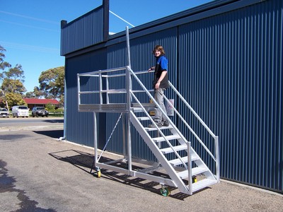 Cantilevered access platform for D9 Caterpillar Dozer